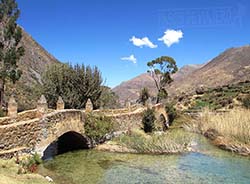 Puente de estilo colonial en Huancaya