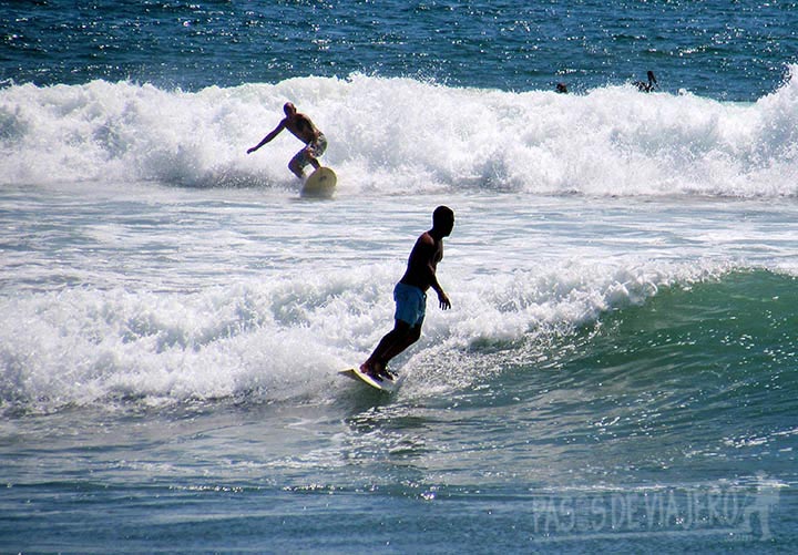 Surf en la playa Lobitos